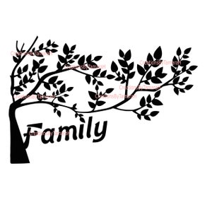 Puede incluir: Silueta negra de un árbol con ramas frondosas y la palabra "Family" en una fuente estilizada. El diseño está sobre un fondo blanco, adecuado para la decoración de paredes o proyectos de manualidades.