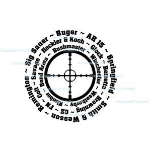 Puede incluir: Gr&aacute;fico en blanco y negro con una ret&iacute;cula de mira y varias marcas de armas de fuego que la rodean. Las marcas incluyen Ruger, Glock y Smith & Wesson. El texto est&aacute; dispuesto en c&iacute;rculo alrededor de la ret&iacute;cula.