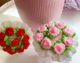 Mini bouquet de fleurs au crochet - petite composition florale faite main, charmante décoration de table, pièce maîtresse d'art en fibres délicates