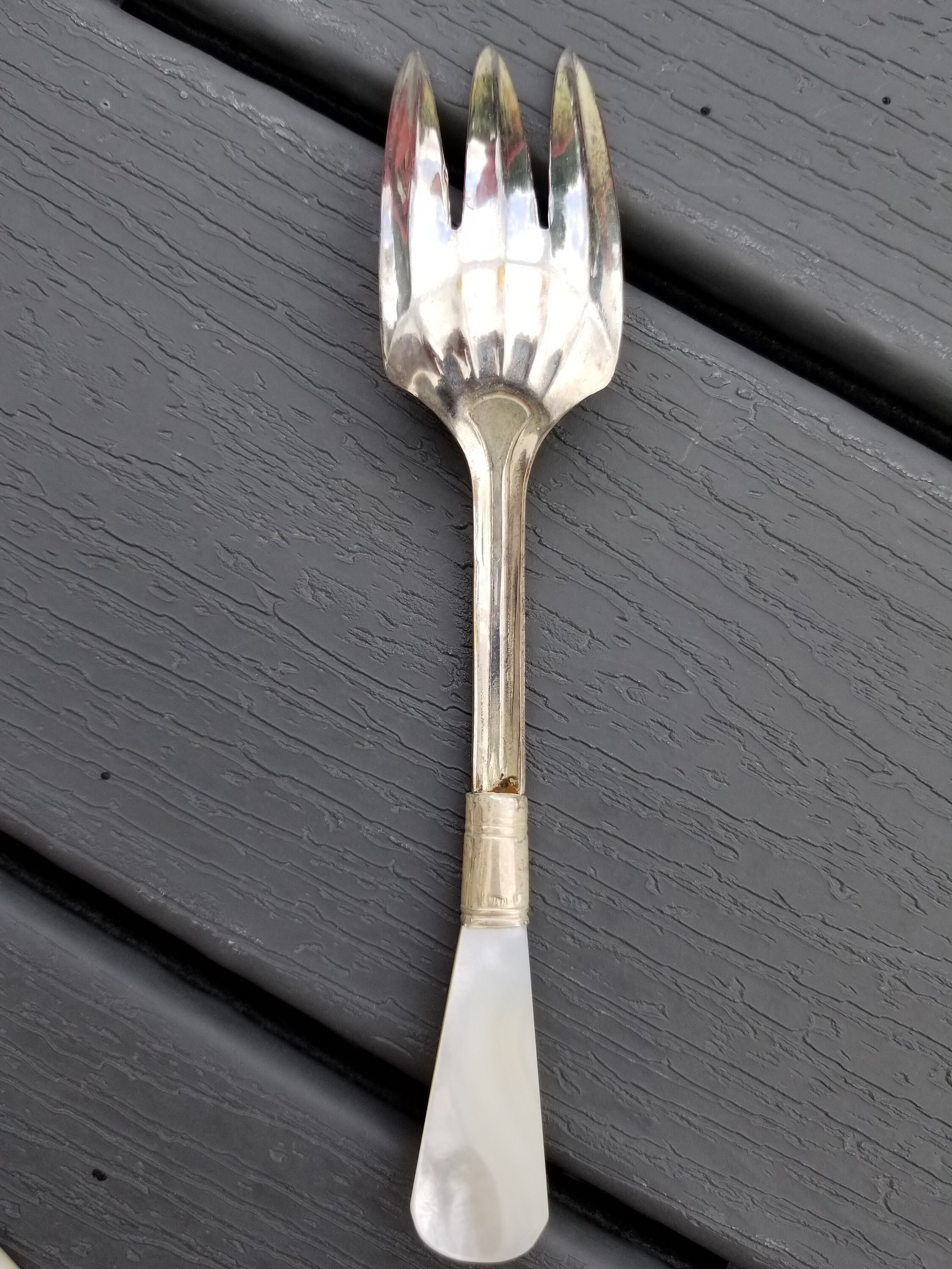 マザーオブパールとシルバープレートのナイフ、フォーク、サービング