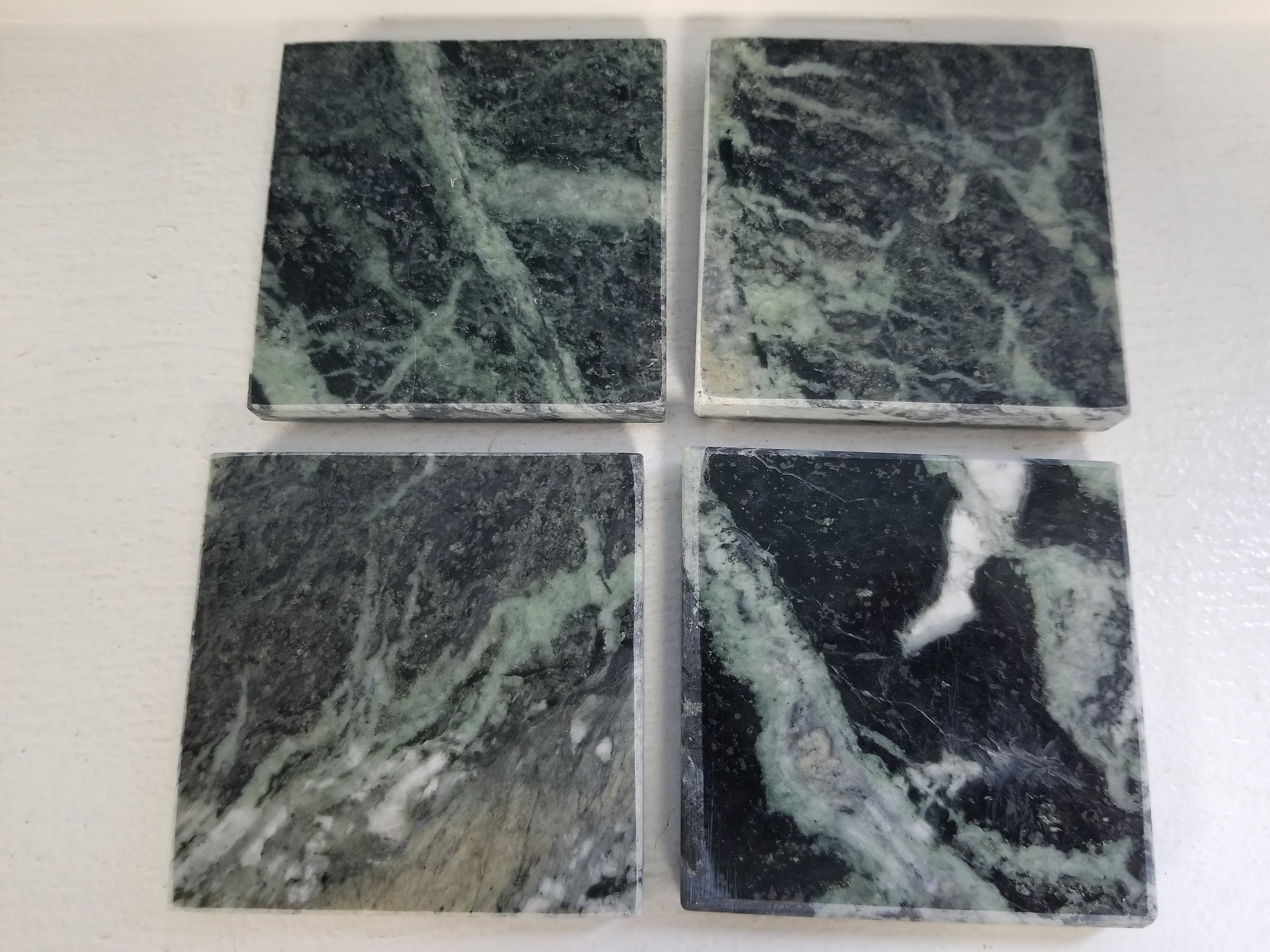 Stonkraft Set Di 4 Sottobicchieri In Pietra Naturale Scolpita A Mano – Quadrati 7,6x7,6 Cm. Ideali Per Tazze Da Caffè, Birra E Tè, Deco Da Tavola Etnico Realizzato Da Artigiani Indiani