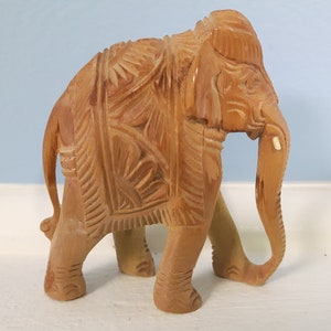 Vintage gesneden houten olifantsbeeldje