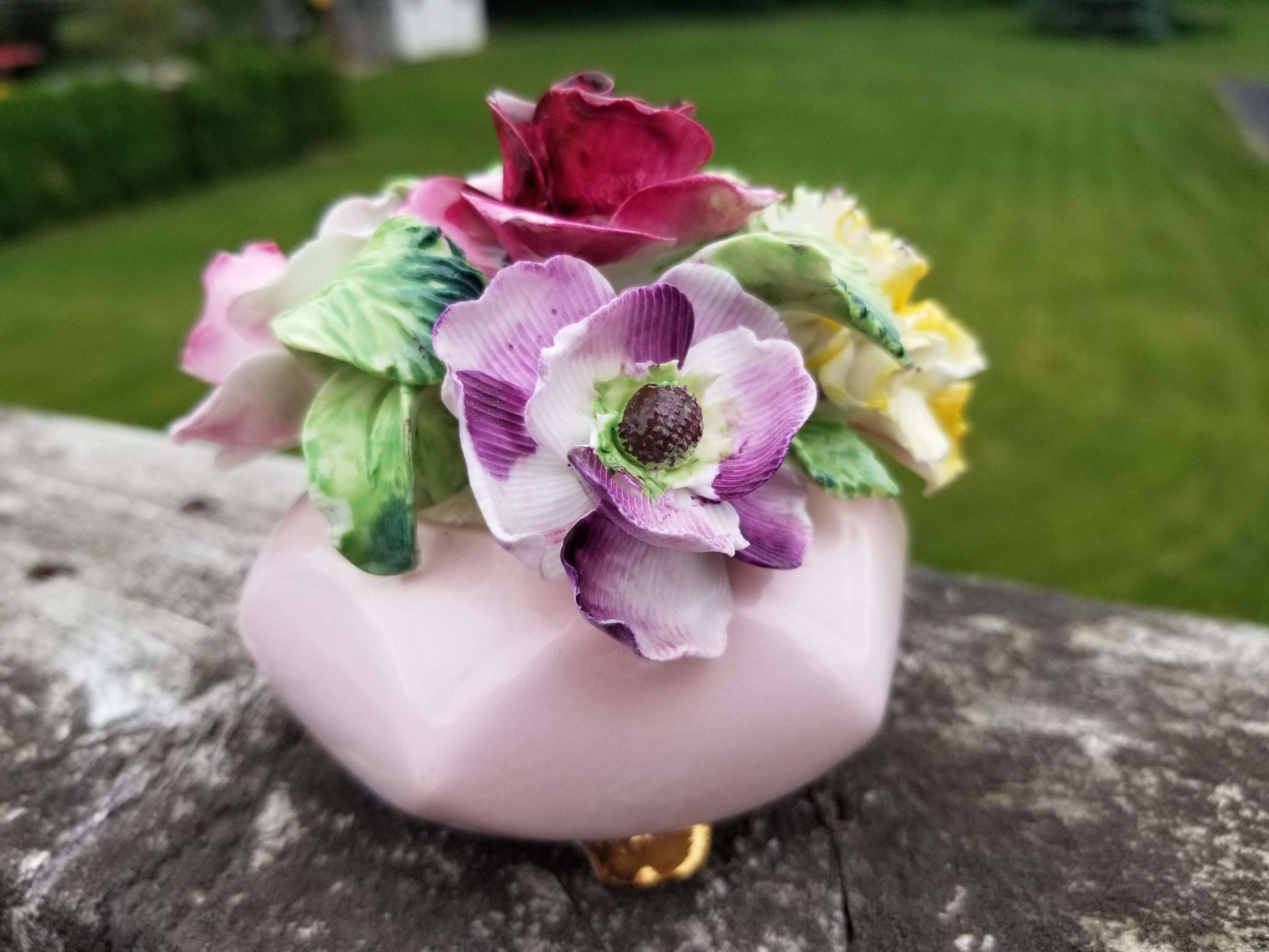 ラドナー ボーンチャイナの花飾り、ピンクの皿に入った磁器の花