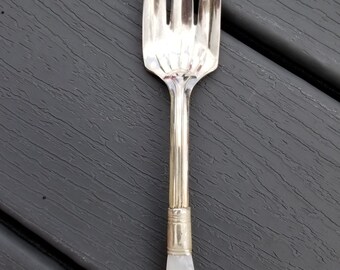 マザーオブパールとシルバープレートのナイフ、フォーク、サービング