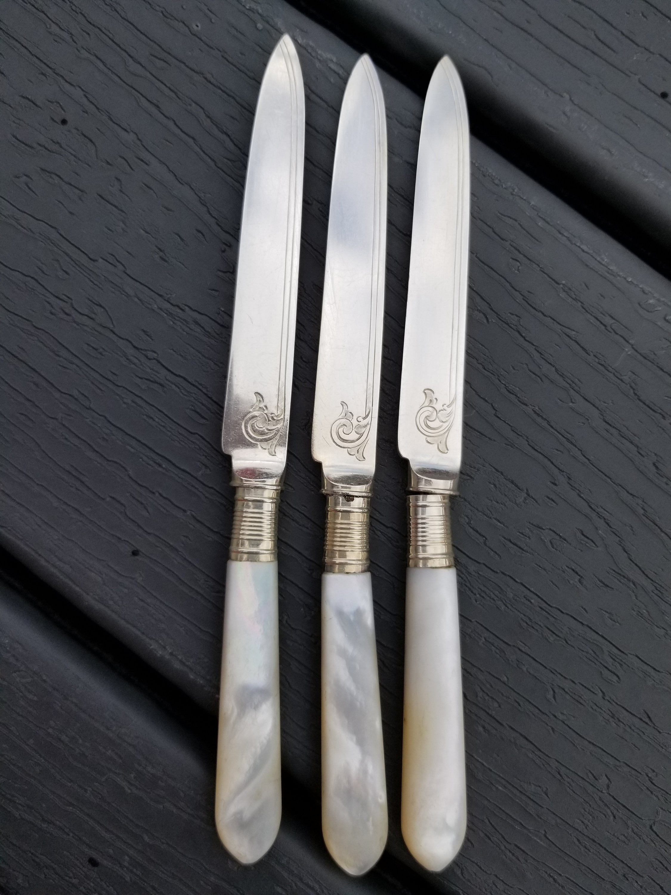 マザーオブパールとシルバープレートのナイフ、フォーク、サービング