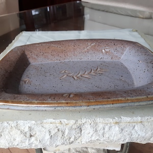 Plato poco profundo de cerámica rectangular hecho a mano, plato de cerámica firmado artesanalmente 1985, plato de cerámica moteada gris y marrón