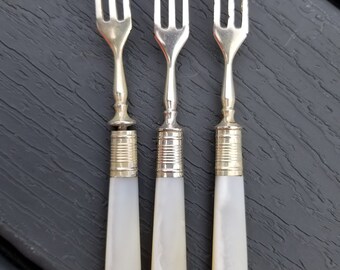 マザーオブパールとシルバープレートのナイフ、フォーク、サービング