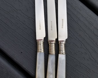 マザーオブパールとシルバープレートのナイフ、フォーク、サービング