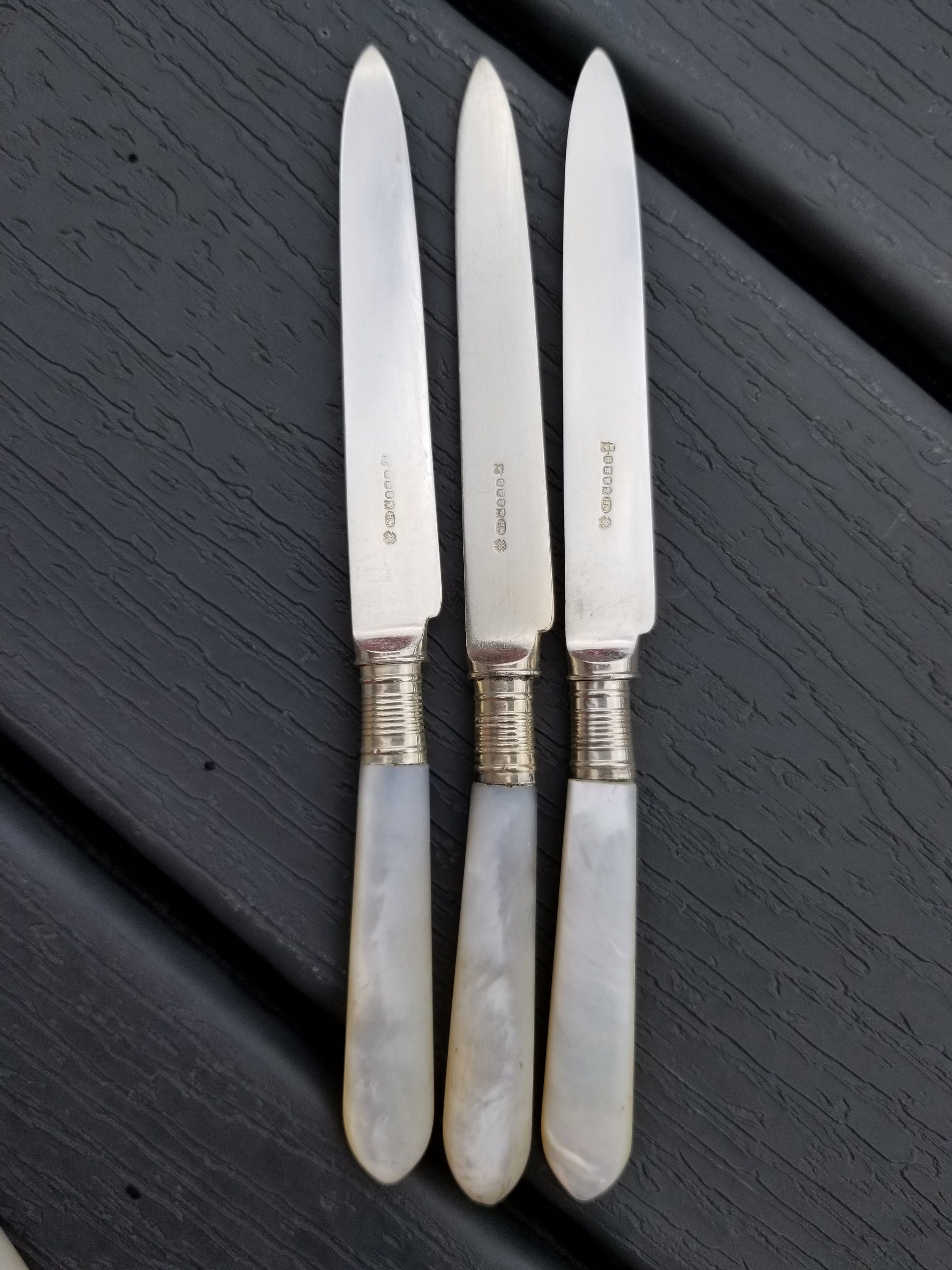 マザーオブパールとシルバープレートのナイフ、フォーク、サービング