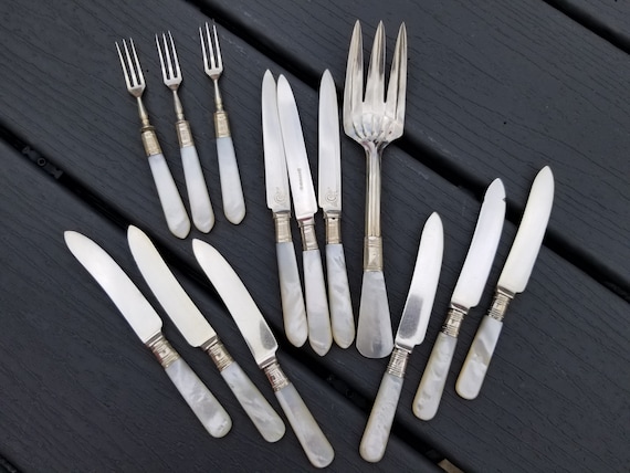 マザーオブパールとシルバープレートのナイフ、フォーク、サービング