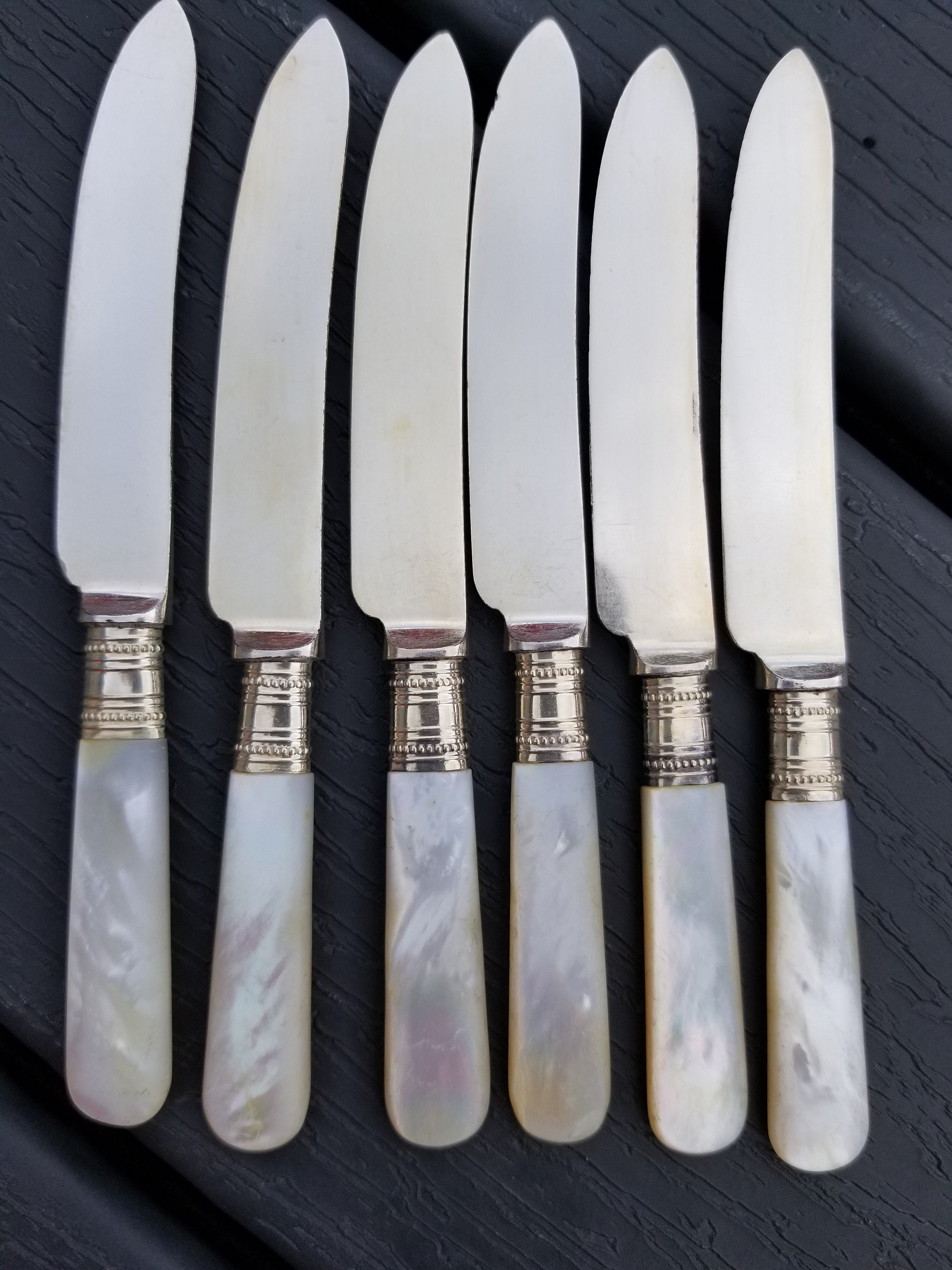 マザーオブパールとシルバープレートのナイフ、フォーク、サービング