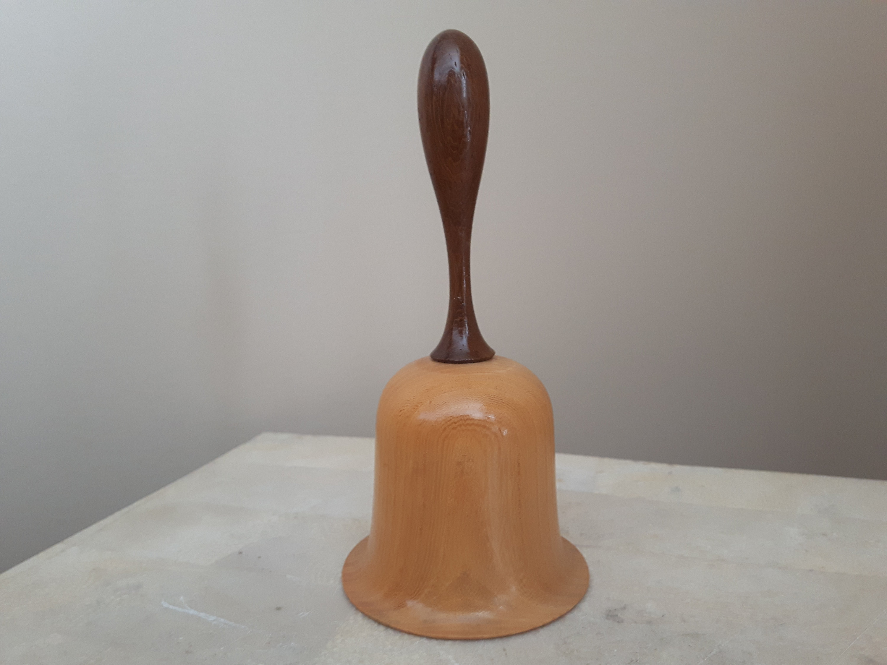 Amosfun, campana in metallo con manico in legno, per cena e tè, campane per la scuola, matrimonio, festa in famiglia (1 pezzo, dorato, 1 rosso