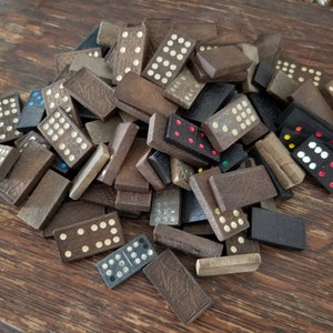 Vintage en antieke dominostenen, volledige en onvolledige dominosets, antieke houten dominostenen, vintage dominospel