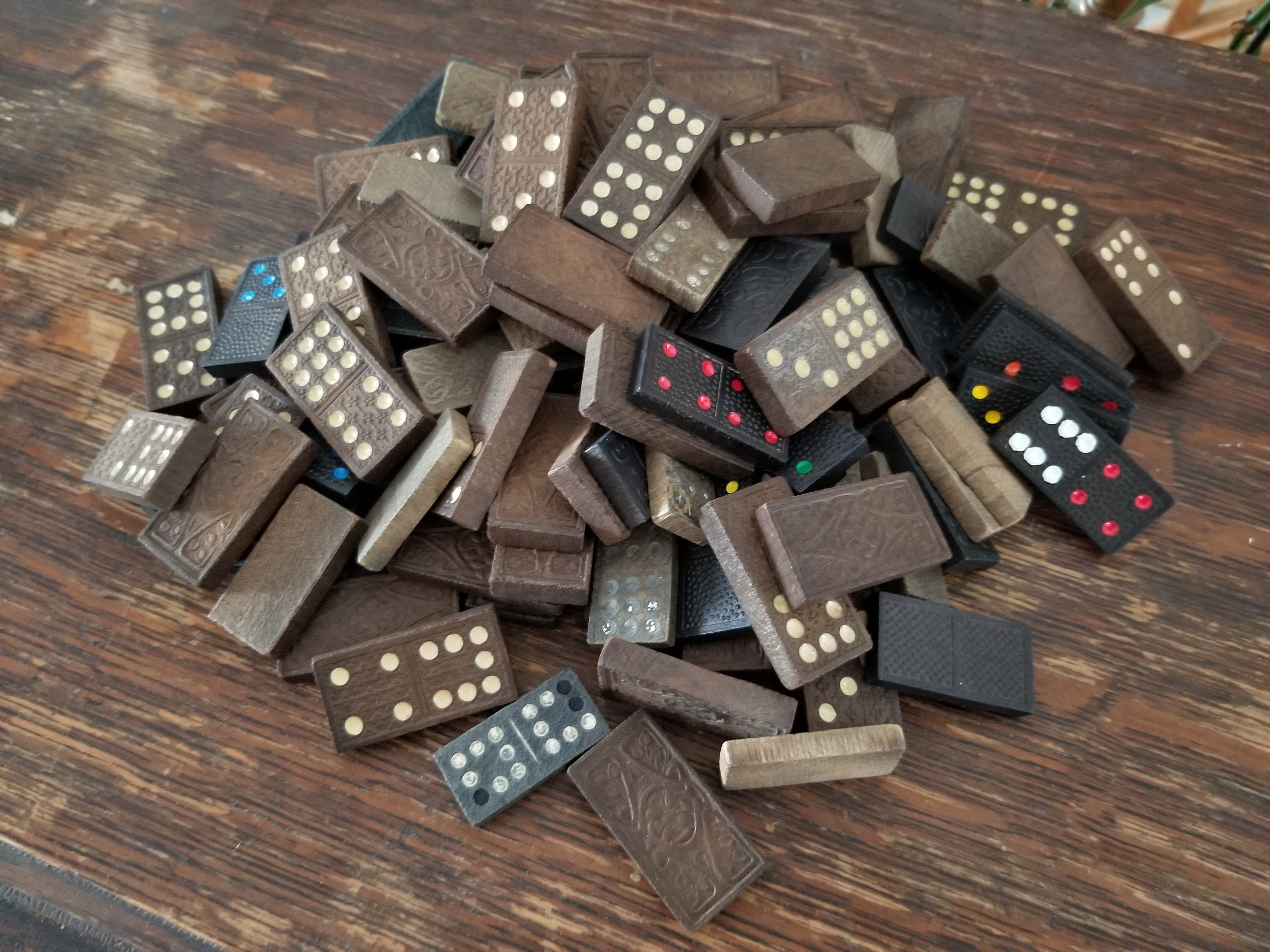 Ancien Jeu De Dominos En Bois Avec Dessins Peints – Modèle Loufoque Et Vintage – Occasion à Collectionner