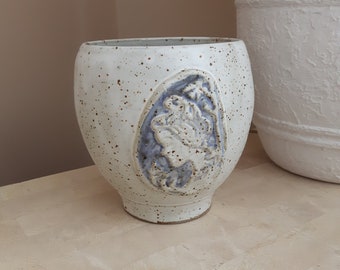 Vase en poterie gris moucheté avec des décorations de camée, poterie signée à la main, vase en grès moucheté