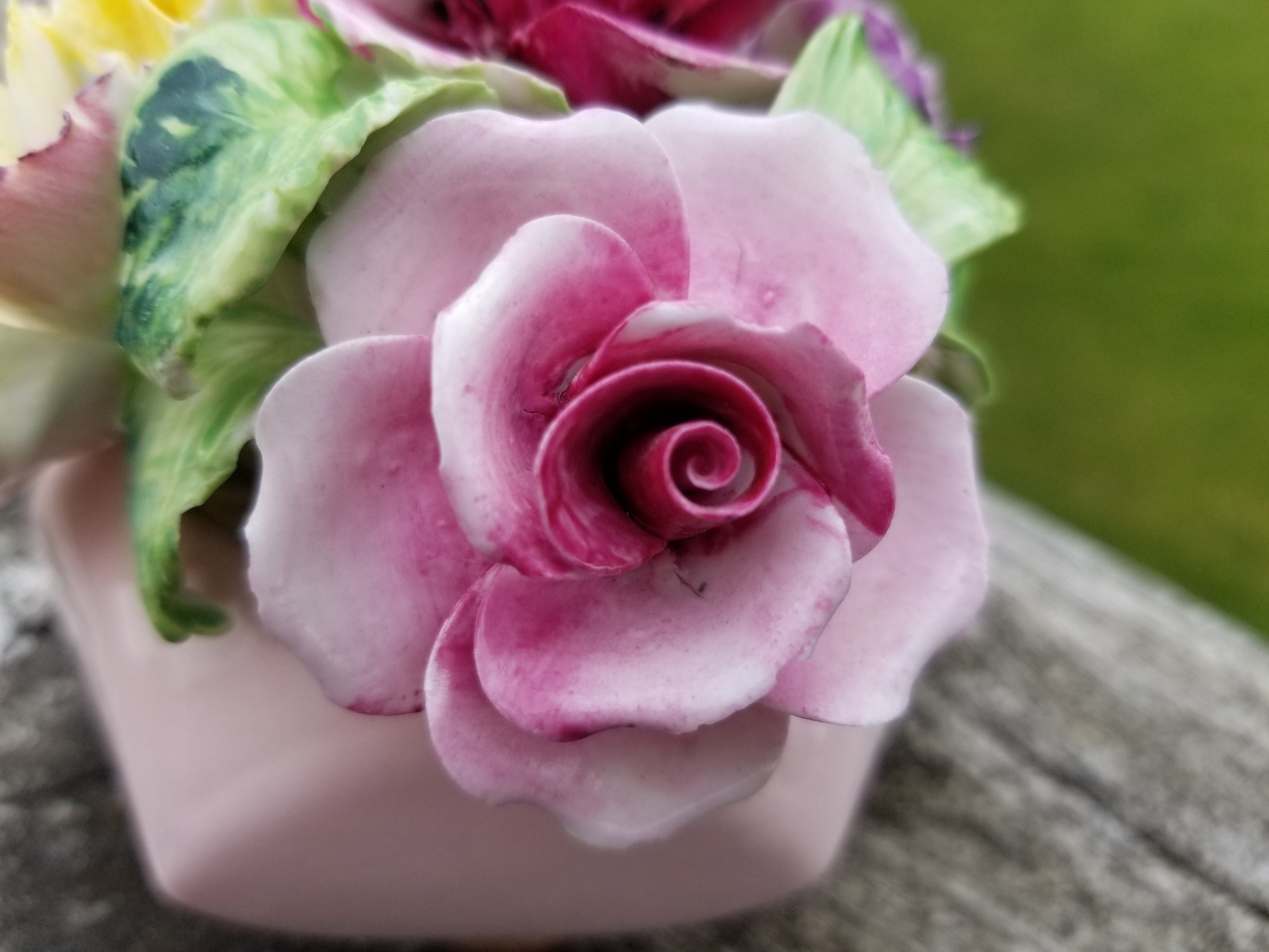 ラドナー ボーンチャイナの花飾り、ピンクの皿に入った磁器の花