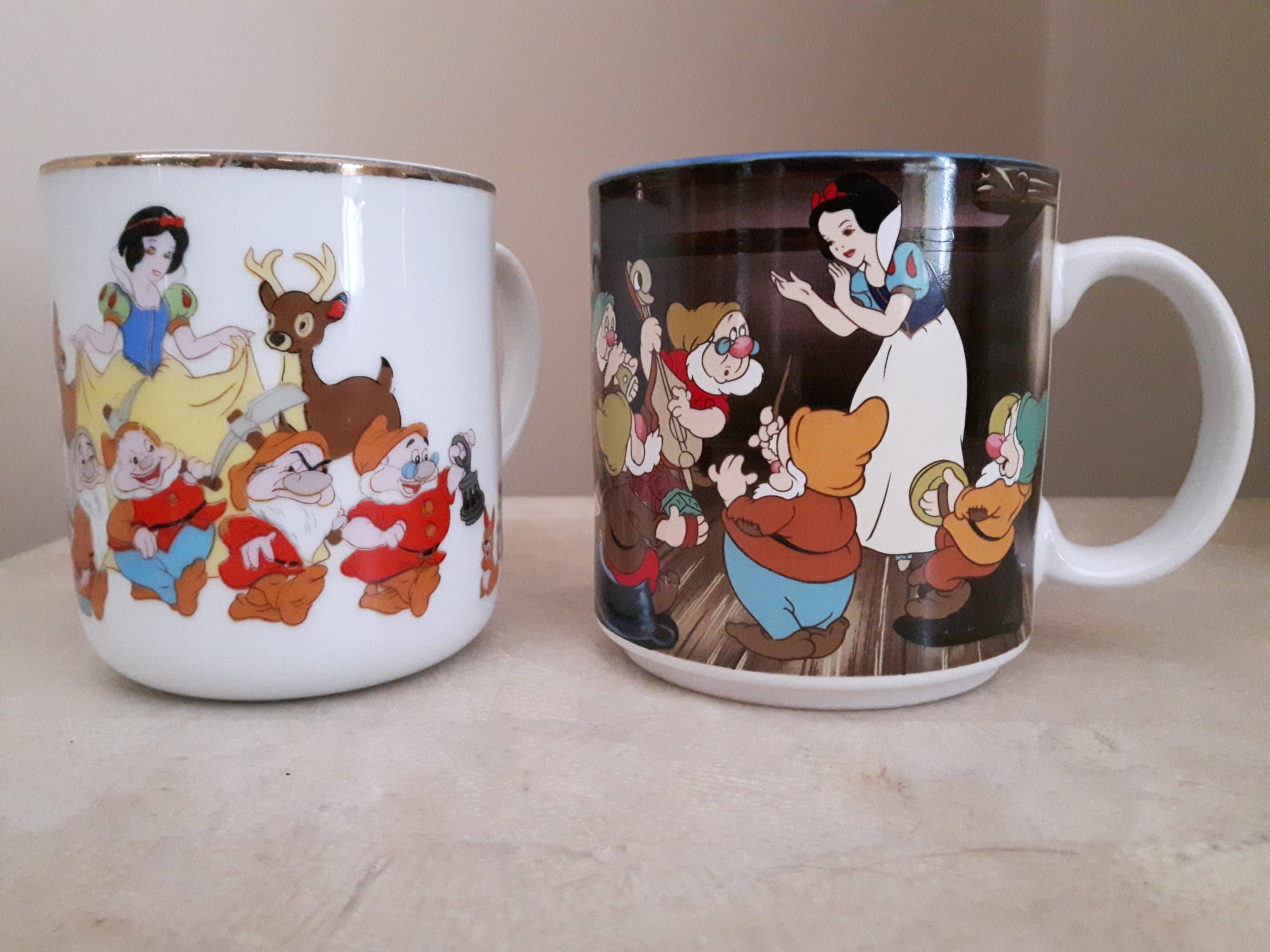 El 11 de febrero, 2019. Tazas Disney en venta modelos muestran personajes  de Disney mugs en una salida de 7-Eleven en Seúl en Feb 11, 2019, la cadena  de tiendas de conveniencia