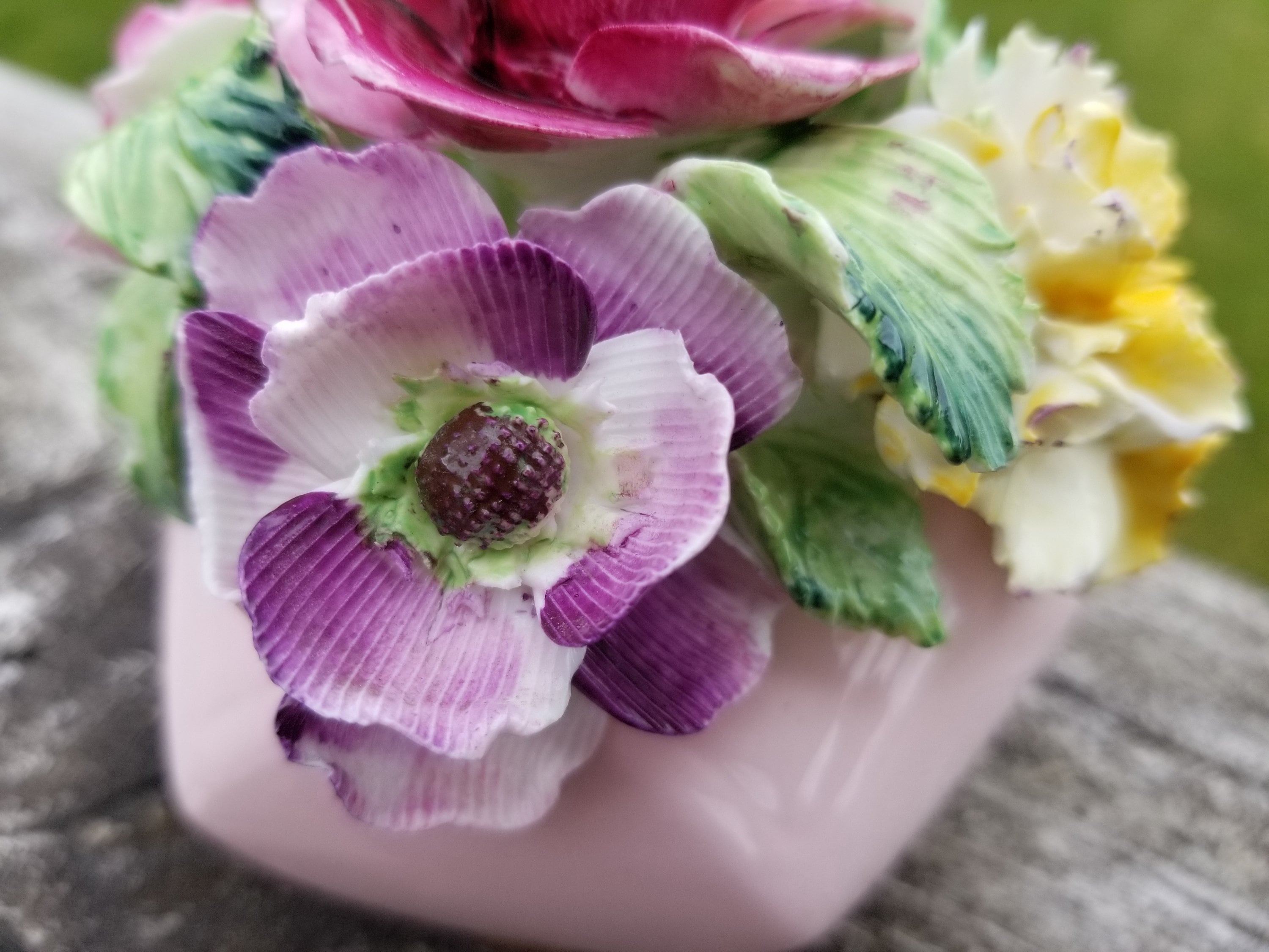 ラドナー ボーンチャイナの花飾り、ピンクの皿に入った磁器の花