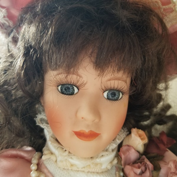 poupée d'affichage en porcelaine vintage, poupée en porcelaine victorienne Lady, poupée en porcelaine de collection avec numéro de série