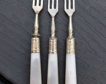 マザーオブパールとシルバープレートのナイフ、フォーク、サービング