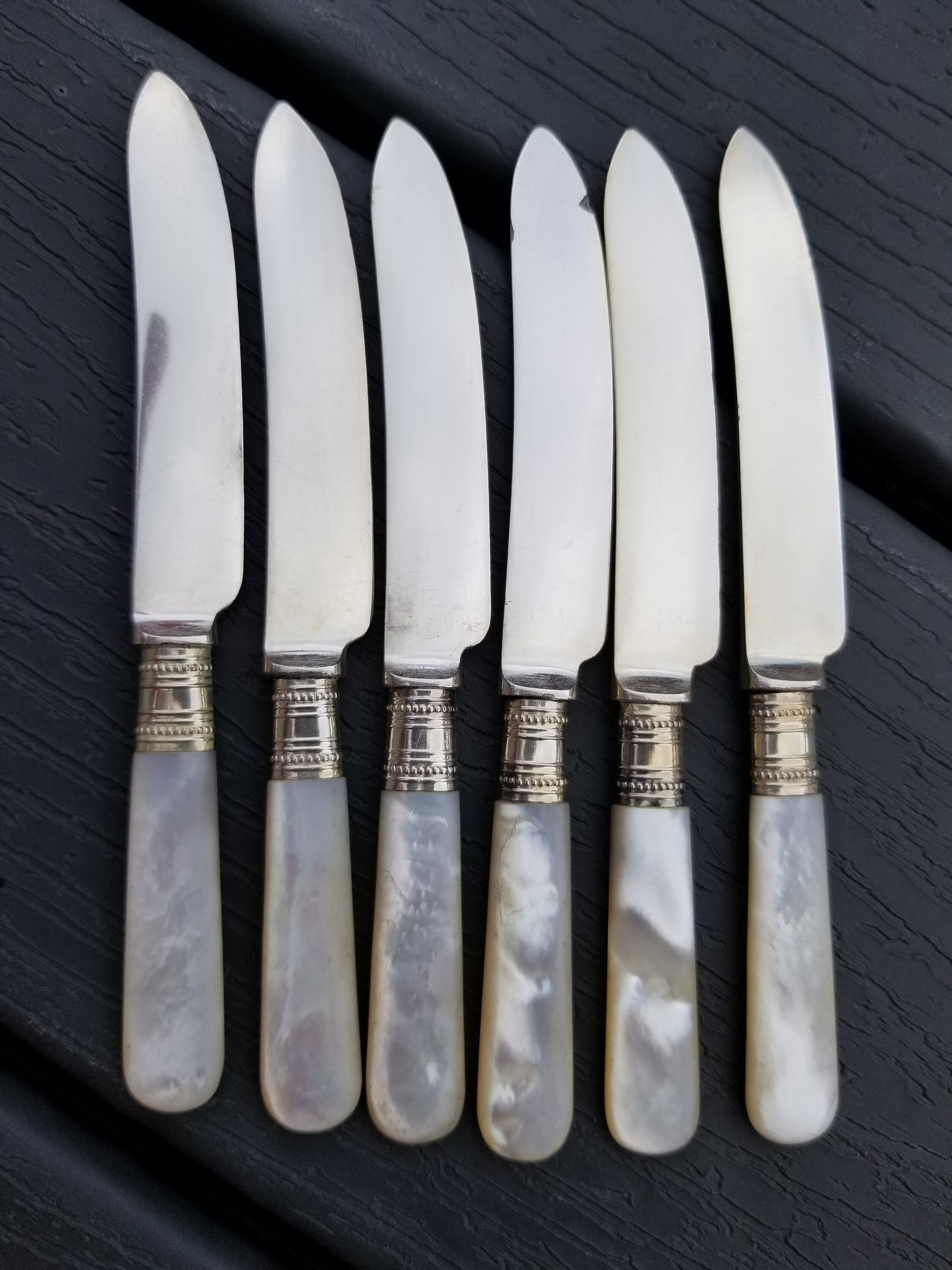 マザーオブパールとシルバープレートのナイフ、フォーク、サービング