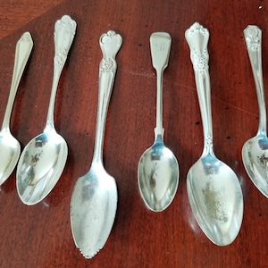 Lot von 6 antiken und Vintage versilberten Löffeln, Vielzahl von versilberten Löffeln, Display-Löffeln, Sammlerstück versilbert