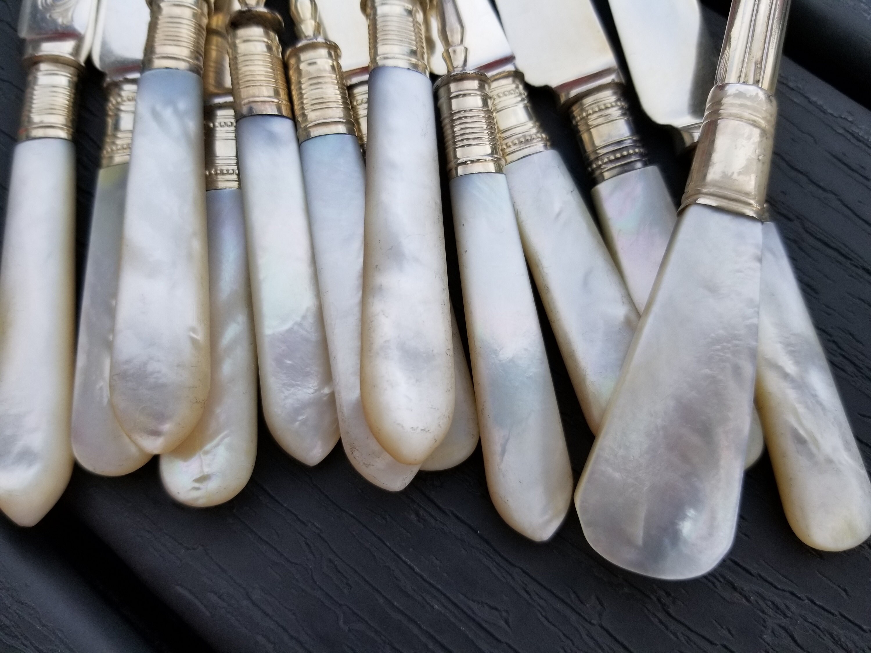 マザーオブパールとシルバープレートのナイフ、フォーク、サービング