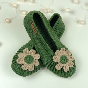 Non-slip Handmade Slippers, Crochet Slippers, Womens Slippers, Cozy Daisy Slippers, Womens House Shoes, Leather Sole Slippers
