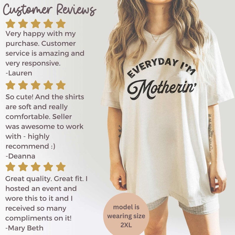 Op de afbeelding: Cr&egrave;mekleurig T-shirt met de zwarte tekst "EVERYDAY I'M Motherin'". Het model draagt maat 2XL. Het shirt wordt gecombineerd met een grijze short. Klantbeoordelingen zijn ook zichtbaar.