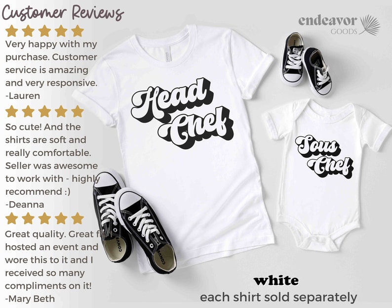 K&ouml;nnte beinhalten: Wei&szlig;es T-Shirt mit dem Text "Head Chef" in schwarzer Retro-Schrift. Wei&szlig;er Strampler mit dem Text "Sous Chef" in schwarzer Retro-Schrift.  "endeavor GOODS" ist in der oberen rechten Ecke des Bildes gedruckt.  "wei&szlig;" und "jedes Shirt separat verkauft" sind unten im Bild gedruckt.