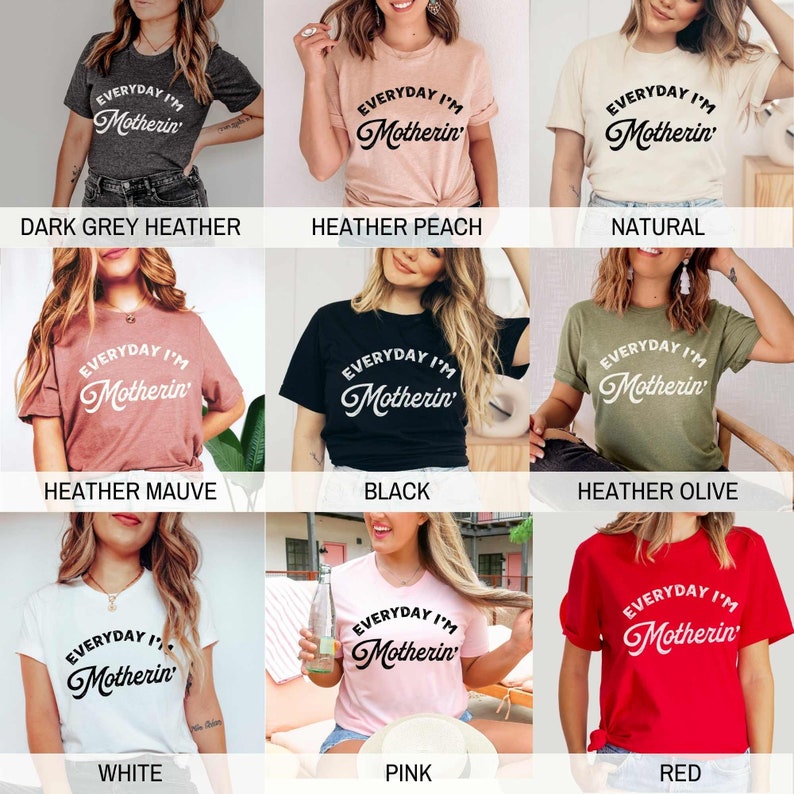 Op de afbeelding: Een collectie t-shirts in diverse kleuren, elk met de tekst "EVERYDAY I'M Motherin'" in een sierlijk lettertype. Kleuren zijn onder meer donkergrijs heather, heather perzik, naturel, heather mauve, zwart, heather olijf, wit, roze en rood.