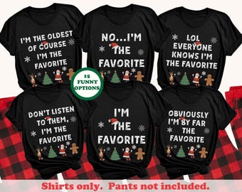 Könnte beinhalten: Sechs schwarze Kurzarm-T-Shirts mit weißem Text und Weihnachtsgrafiken wie Weihnachtsmann, Rentier, Lebkuchenmännern, Tannenbäumen und Schneeflocken. Jedes T-Shirt zeigt einen einzigartigen humorvollen Spruch über das Lieblingskind.