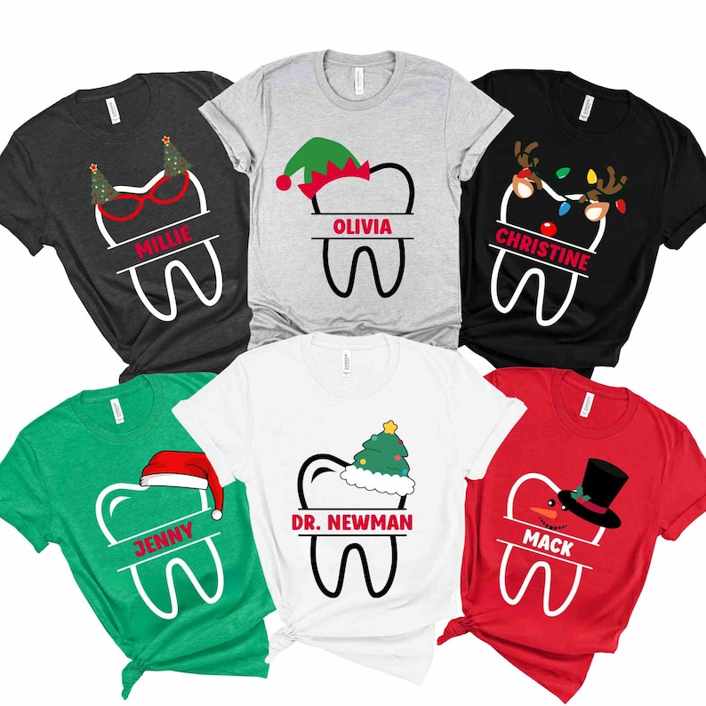 以下が含まれることがあります： クリスマスをテーマにしたTシャツのコレクション。歯の形をしたデザインに、お祝いの要素が加えられています。各シャツには「Millie」、「Olivia」、「Christine」などの名前が書かれています。シャツは黒、グレー、緑、白、赤など、さまざまな色があります。