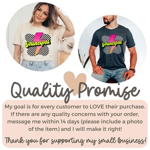 K&ouml;nnte beinhalten: Zwei T-Shirts mit einem Grafikdesign aus einem Blitz und dem Wort "Principal" in einer Retro-Schriftart. Die T-Shirts befinden sich auf einem wei&szlig;en und grauen Hintergrund.