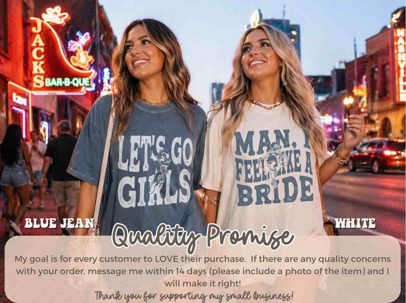 K&ouml;nnte beinhalten: Zwei Frauen tragen Grafik-T-Shirts. Eines ist blau mit dem Text "LET'S GO GIRLS", das andere ist wei&szlig; mit dem Text "MAN, I FEEL LIKE A BRIDE". Der Hintergrund zeigt eine Stadtstra&szlig;e mit Neonreklamen.