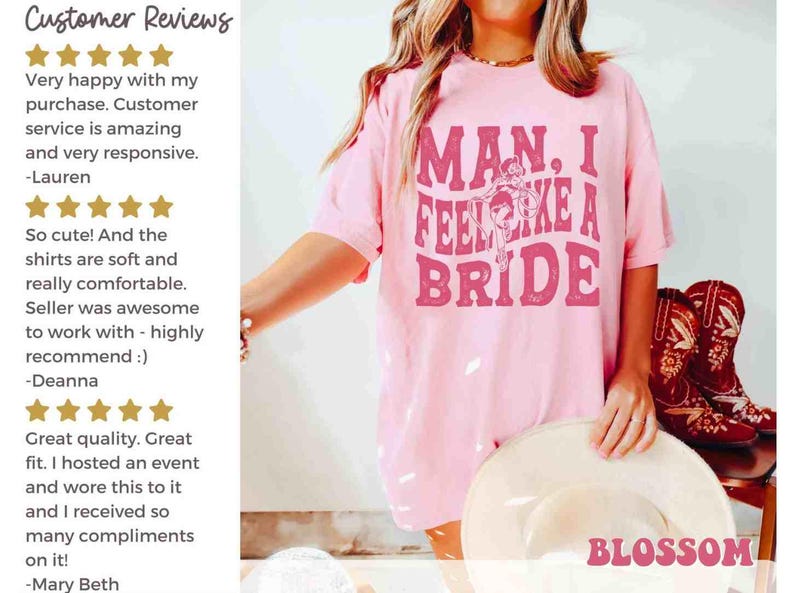 K&ouml;nnte beinhalten: Hellrosa T-Shirt mit dem Text "MAN, I FEEL LIKE A BRIDE" in einem Retro-Schriftstil. Das Shirt hat eine Braut-Grafik. Das Bild zeigt auch rote Cowboy-Stiefel und einen wei&szlig;en Hut.