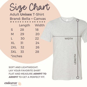 Op de afbeelding: Een lichtgrijs unisex T-shirt voor volwassenen met een maattabel. De tabel geeft de afmetingen in inches voor lengte en breedte, vari&euml;rend van maat S tot 3XL. Het merk is Bella + Canvas. De tekst luidt: "Zacht en lichtgewicht. Leg je favoriete shirt plat en meet van oksel tot oksel voor een perfecte pasvorm."