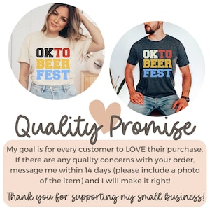 Op de afbeelding: Twee t-shirts met de tekst "OKTO BEER FEST" in retrostijl. E&eacute;n is cr&egrave;mekleurig, de andere is donkergrijs. De tekst is in rood, geel en blauw. De afbeelding bevat ook een "Quality Promise"-bericht.