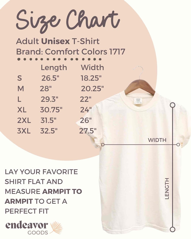 K&ouml;nnte beinhalten: Cremefarbenes Unisex-T-Shirt f&uuml;r Erwachsene, das an einem Holzb&uuml;gel h&auml;ngt. Das Bild enth&auml;lt eine Gr&ouml;&szlig;entabelle mit Ma&szlig;en in Zoll f&uuml;r die Gr&ouml;&szlig;en S bis 3XL. Der Text lautet: "Legen Sie Ihr Lieblingshemd flach hin und messen Sie von Achsel zu Achsel, um die perfekte Passform zu erhalten."