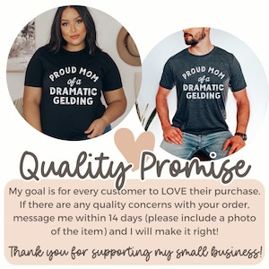 以下が含まれることがあります： 「Proud Mom of a Dramatic Gelding」と白文字で書かれた黒いTシャツ2枚。2人のモデルが着用しています。Tシャツの下には「Quality Promise」の文字が表示されています。