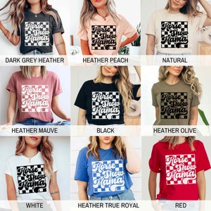 K&ouml;nnte beinhalten: Eine Sammlung von T-Shirts in verschiedenen Farben mit einer Retro-Grafik einer karierten Box mit dem Text "Horse Show Mama". Die T-Shirts sind in Farben wie Dunkelgrau meliert, Pfirsich meliert, Natur, Mauve meliert, Schwarz, Oliv meliert, Wei&szlig;, Royalblau meliert und Rot erh&auml;ltlich.