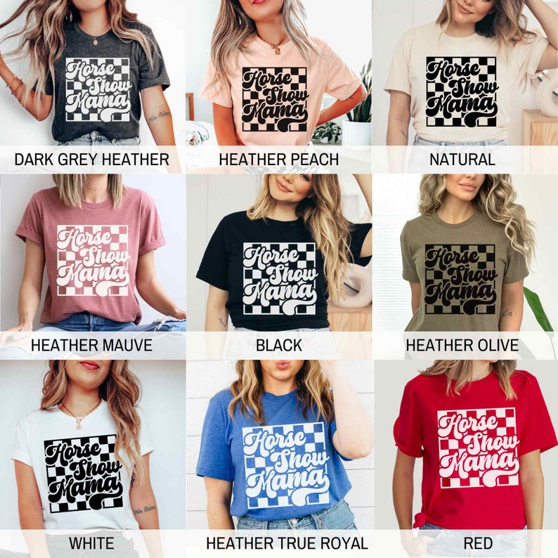 K&ouml;nnte beinhalten: Eine Sammlung von T-Shirts in verschiedenen Farben mit einer Retro-Grafik einer karierten Box mit dem Text "Horse Show Mama". Die T-Shirts sind in Farben wie Dunkelgrau meliert, Pfirsich meliert, Natur, Mauve meliert, Schwarz, Oliv meliert, Wei&szlig;, Royalblau meliert und Rot erh&auml;ltlich.
