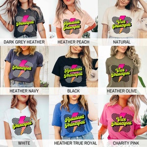 K&ouml;nnte beinhalten: Ein Set aus neun T-Shirts in verschiedenen Farben mit einer Grafik im Retro-Stil mit den Worten "Principal", "Assistant Principal" und "Vice Principal" in rosa, gelber und schwarzer Schrift. Die Grafik enth&auml;lt auch einen rosa Blitz und ein schwarz-wei&szlig;es Karomuster.