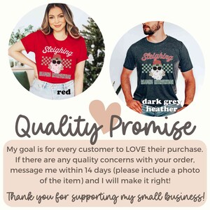 K&ouml;nnte beinhalten: Zwei T-Shirts mit einem weihnachtlichen Motiv eines Weihnachtsmanns mit Sonnenbrille und M&uuml;tze. Der Text auf den Shirts lautet "Sleighing Reading Intervention". Die Shirts sind in Rot und Dunkelgrau meliert erh&auml;ltlich.