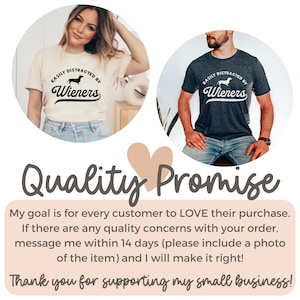 Peut inclure: Deux t-shirts avec une silhouette de teckel et le texte "Facilement distrait par les saucisses". Un t-shirt est de couleur cr&egrave;me et l'autre est gris fonc&eacute;.