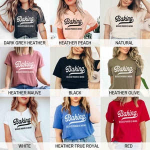 Pode incluir: Uma cole&ccedil;&atilde;o de camisetas em v&aacute;rias cores com o texto "Baking because murder is wrong". As camisetas s&atilde;o mostradas em modelos que as usam.