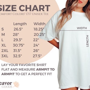 以下が含まれることがあります： ユニセックスTシャツのサイズチャートで、長さ、幅の寸法がインチで表示されています。チャートには、S、M、L、XL、2XL、3XLのサイズが含まれています。チャートの上部には「COMFORT COLORS 1717 UNISEX TEE」というテキストがあります。