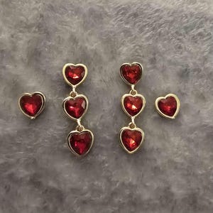 Roter Edelstein Tri Hearts Cover Minder oder Kühlschrankmagnet