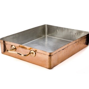 Puede incluir: Una fuente para asar de cobre martillado con un solo asa. La fuente tiene un interior plateado y está diseñada para cocinar y servir alimentos.