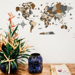 Mapa de viagem mundial marrom e cinza, mapa de viagem de alfinete, mapa de parede de madeira, ideia de presente de dia dos namorados